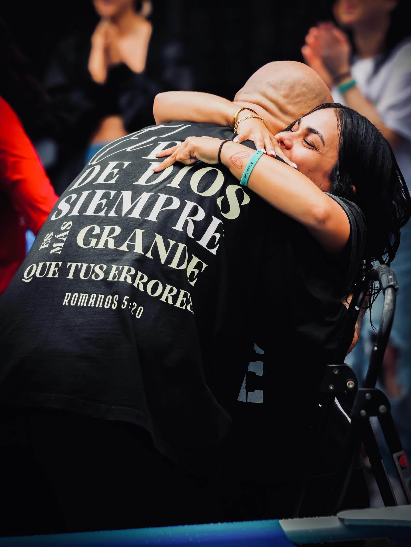 Abrazo durante un momento de ministración